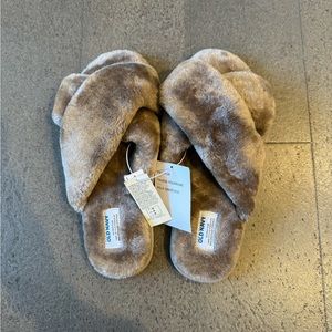NWT Old Navy women’s fuzzy slippers
